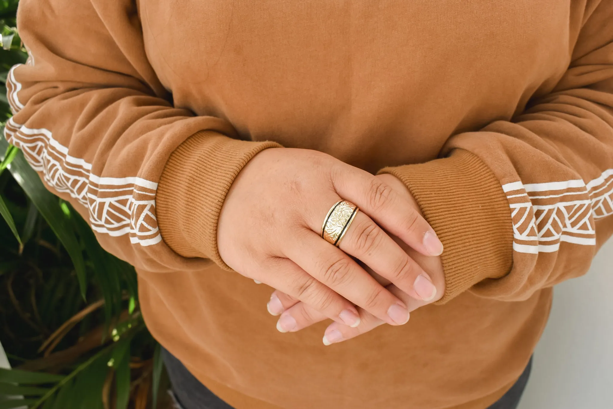 MANEANEA - Engraved Plumeria Ring Band with Black Outline