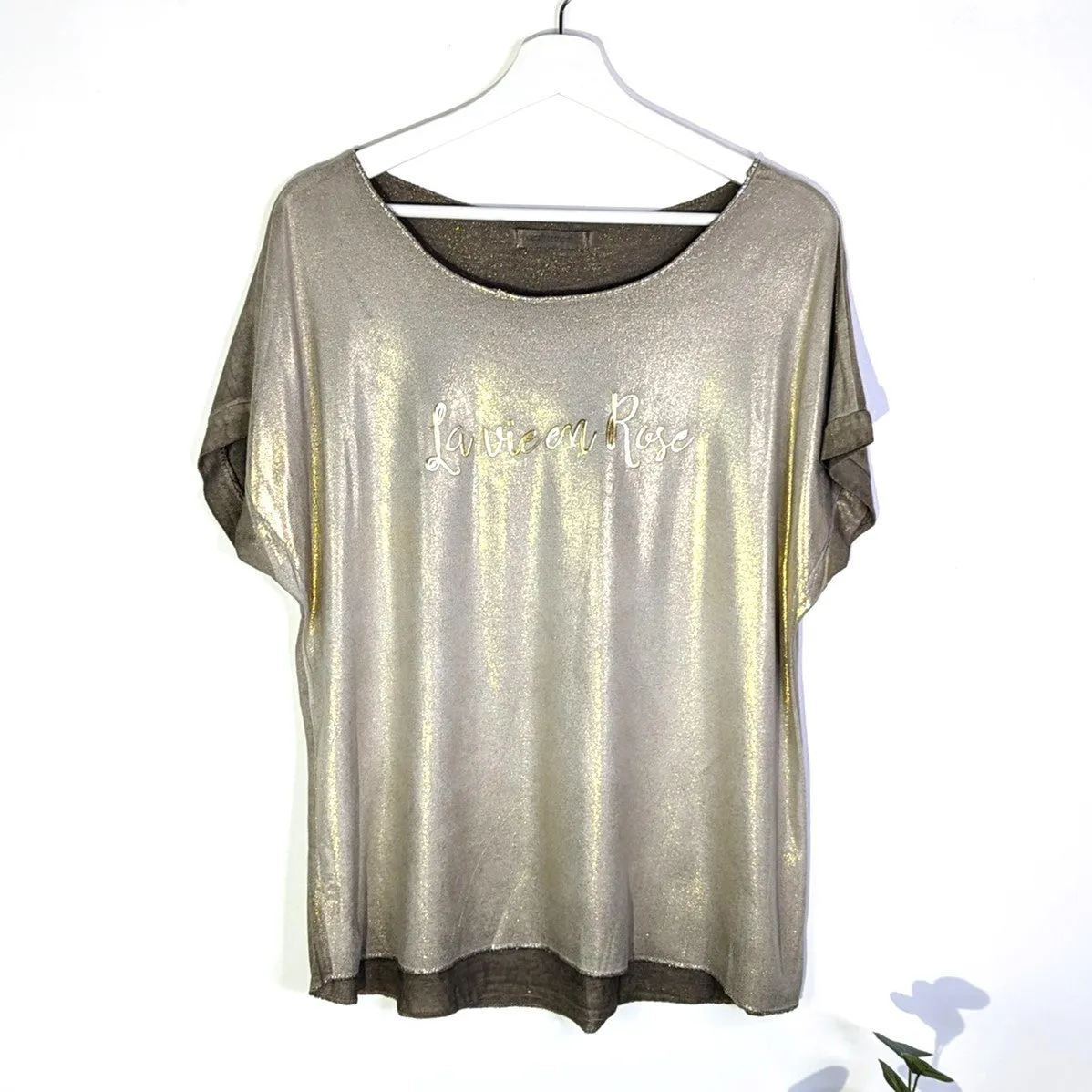 Soft touch top with golden sheen and 'La Vie En Rose' motif