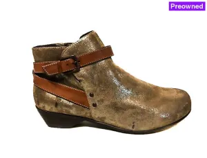Women's Comfortiva •Ryder• Buckle Strap Bootie -Size 8W-  Anthracite Leather